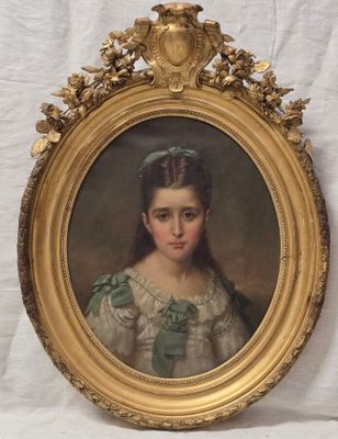 portrait d'une jeune fille en robe verte, dans un cadre doré