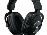le casque est noir et est équipé d'un microphone