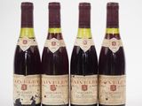 trois bouteilles de vin sont alignées sur une surface blanche