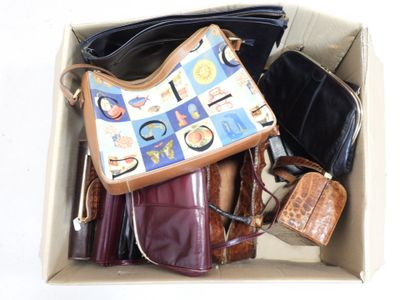 une boîte remplie de sacs à main posée sur une table