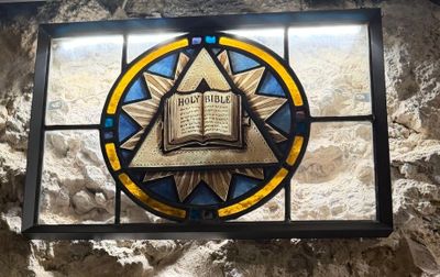 un vitrail sur lequel figure un livre ouvert