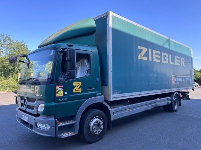 un camion vert garé sur le parking
