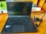 un ordinateur portable posé sur un bureau avec un chargeur