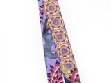 une cravate violette ornée d'un motif floral