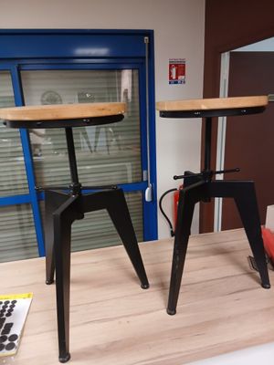 deux tabourets posés sur une table dans une pièce