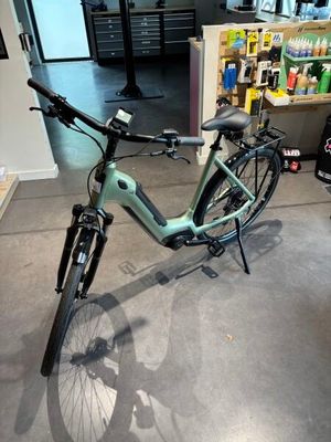 un vélo garé dans le garage