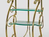 une étagère en laiton et en verre comportant trois tablettes de chaque côté
