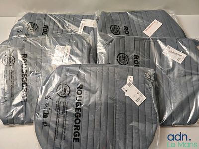 quatre sacs posés sur une table recouverte d'un film plastique