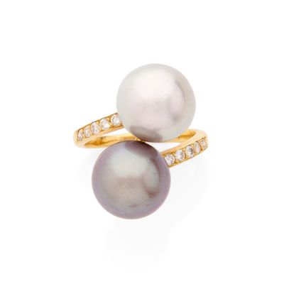 une paire de bagues en perles et diamants