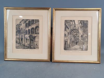 deux reproductions encadrées représentant des bâtiments et une porte dans une pièce