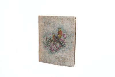 un livre sur lequel figure l'image d'un oiseau et de fleurs