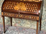 un chat allongé sur un bureau
