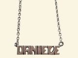 une photo d'un collier sur lequel est inscrit le mot « panic »