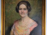 une peinture à l'huile représentant une femme en robe rose, dans un cadre doré
