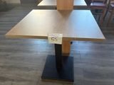 une table sur laquelle est posée une étiquette de prix dans un magasin