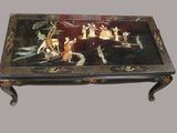 une table basse sur laquelle est posé un tableau