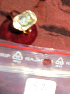 une pomme rouge surmontée d'un anneau doré