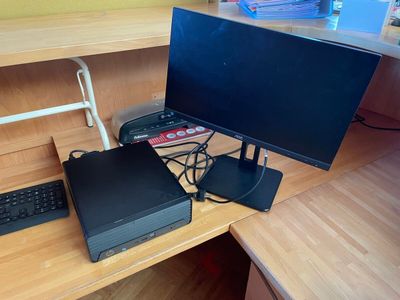 un bureau équipé d'un ordinateur, d'un clavier, d'une souris et d'un écran