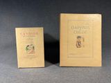 deux livres sont posés l'un à côté de l'autre sur une table