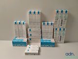 plusieurs paquets de cigarettes posés les uns à côté des autres sur une table