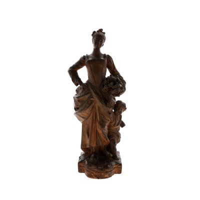 statue représentant une femme tenant un panier de fleurs et un enfant