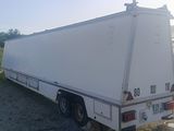 un camion blanc garé dans un parking