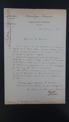 une vieille lettre manuscrite, avec une bordure noire sur fond noir