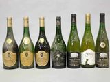 plusieurs bouteilles de vin sont alignées dans une rangée