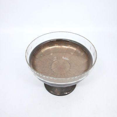 un bol en verre contenant un liquide