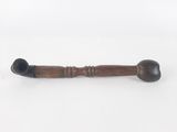 une vieille pipe en bois avec un manche en bois sur fond blanc