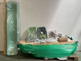 un bateau vert posé sur une palette