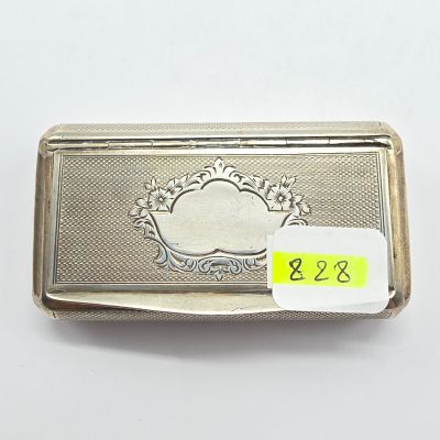 une petite boîte en argent sur laquelle est accrochée une étiquette de prix