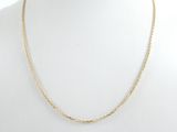 un collier à chaîne en or sur un mannequin mannequin mannequin mannequin mannequin mannequin mannequin mannequin mannequin mannequin