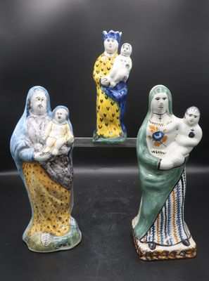 quatre figurines en céramique représentant une femme, un homme et un enfant