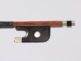 gros plan d'un archet de violon avec un morceau de bois qui en sort