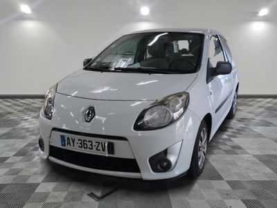 la photo d'une petite voiture blanche garée dans un garage