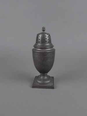 un vieux vase en argent muni d'un couvercle, sur fond gris
