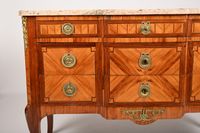 Commode en marqueterie ouvrant trois tiroirs en façade. (photo 3)