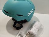 un casque posé sur une table à côté d'une paire de chaussures