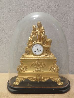 Pendule en bronze et laiton redoré "Retour des vendanges" mi…