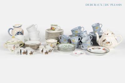 de nombreux types de plats et de tasses sur la table