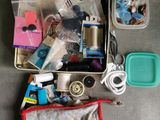 une valise remplie d'objets qui traînent par terre