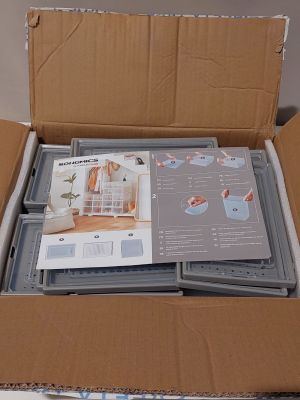 une boîte en carton contenant un certain nombre d'objets