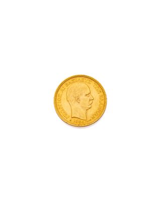 gros plan d'une pièce d'or sur fond blanc