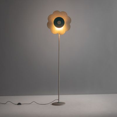 un lampadaire blanc surmonté d'un abat-jour en forme de fleur