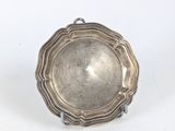 une assiette en argent sur fond blanc, avec un fond blanc