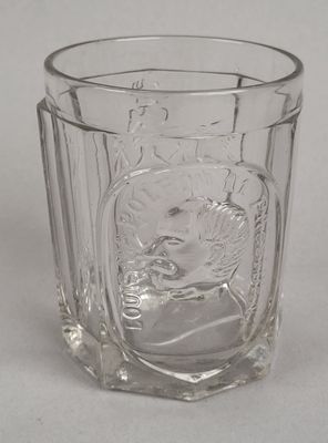 un verre sur lequel est représenté un homme