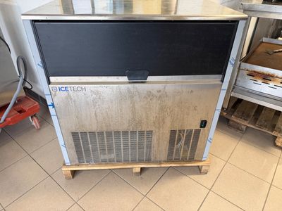 une armoire métallique avec un plan de travail noir dans une cuisine