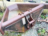 une pièce de machine rouillée posée par terre