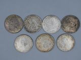 six types différents de pièces d'argent sont alignées